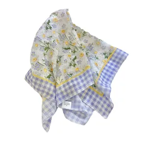 Elegante pañuelo de estilo pastoral francés con estampado de margaritas y borde de cuadros azules