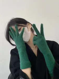 Detailaufnahme von weichen, grünen, lang gestrickten Kaninchenhaarglows an einem Modell