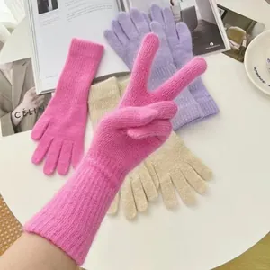 Detailansicht weicher rosa Kaninchenhaar-Strickhandschuhe mit langen Bündchen für den Winter.