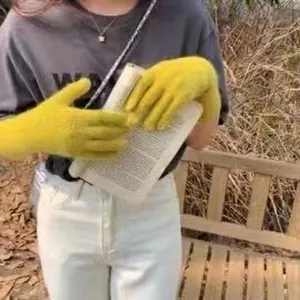 Weiche, warme gelbe Strickhandschuhe aus Kaninchenhaar in einer entspannten Außenszene