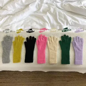 Weiche gestrickte Winterhandschuhe in sieben leuchtenden Farben wie Rosa und Grün