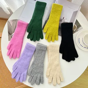Nahaufnahme von bunten, verdickten Strickhandschuhen aus Kaninchenhaar in verschiedenen Farben
