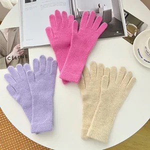 Weiche Strickhandschuhe aus Kaninchenhaarmischung in Pink, Violett und Beige für den Winter.