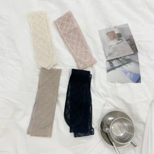 Gedetailleerd overzicht van vier retro kanten haarbanden en sjaals in crème, roze, taupe en zwart.