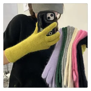 Nahaufnahme farbenfroher weicher Kaninchenhaar-Strickhandschuhe für Wärme im Winter.