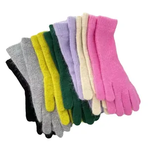 Set farbenfroher Winterstrickhandschuhe mit weicher Kaninchenhaarstruktur auf weißem Hintergrund