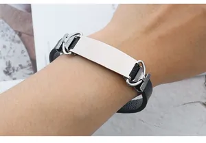 Detail eines schwarzen Lederarmbands mit blanker Edelstahlplatte für DIY Gravuren