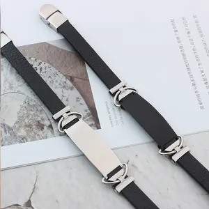 Paar schwarze Lederarmbänder mit Lychee-Maserung und anpassbaren Edelstahlplatten