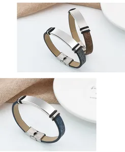 Détail d'un bracelet en cuir avec plaque en acier inoxydable polie pour gravure personnalisée