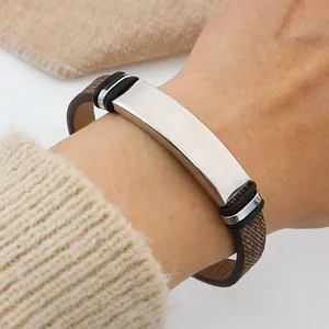 Bracelet personnalisé en acier inoxydable et cuir marron pour homme au poignet