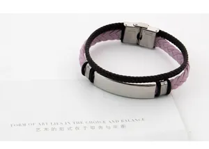 Detalle de pulsera de cuero trenzado de doble capa con placa de acero inoxidable pulido
