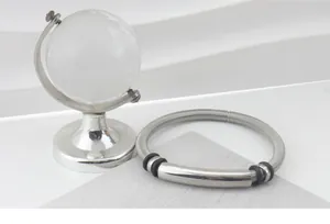 Dettaglio di un bracciale a molla in acciaio inossidabile con piastra metallica lucida.