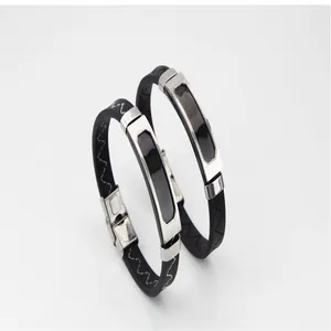 Detaillierte Nahaufnahme von zwei schwarzen Lederarmbändern mit silbernen Edelstahlplatten