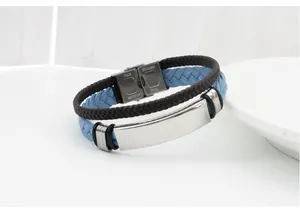 Vista detallada de pulsera de cuero trenzado para hombre con placa de acero
