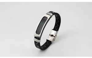 Detailansicht eines Retro-Lederarmbands mit Edelstahlschließe und weißen Nähten.