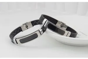 Nahaufnahme von schwarzen Lederarmbändern mit Edelstahl-ID-Platten für individuelle Gravuren.