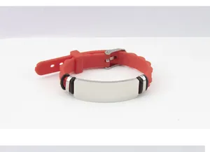 Dettaglio di un braccialetto regolabile in silicone rosso con piastra ID in acciaio inox