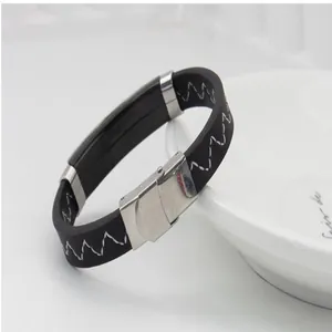 Detailansicht eines schwarzen Lederarmbands mit Silberverschluss und weißer Naht