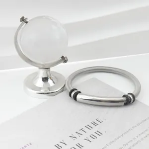 Bracciale minimalista in acciaio inossidabile con piastra curva, trama a molla e anelli neri