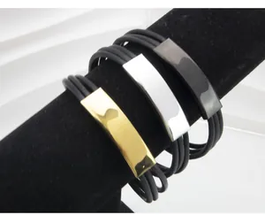 Detailansicht mehrsträngiger Lederarmbänder mit Metallplaketten in Gold, Silber und Schwarz.