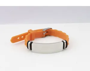 Primo piano dettagliato di un cinturino in silicone arancione con piastra in acciaio