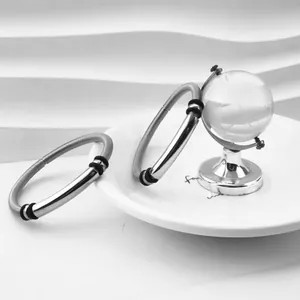 Bracciale minimalista in acciaio inossidabile con piastra curva su piatto bianco