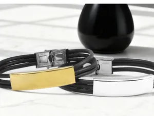 Nahaufnahme Detail von mehrsträngigen schwarzen Lederarmbändern mit polierten Metallplatten.
