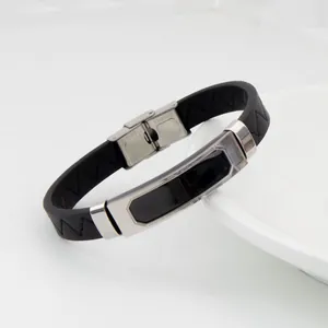 Modisches Retro-Lederarmband in Schwarz mit einer polierten Edelstahl-Schließe