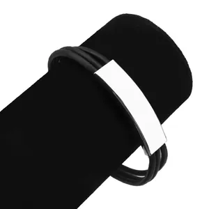 Schwarzes mehrsträngiges Lederarmband mit blankem Edestahl-ID-Plättchen zum Gravieren.