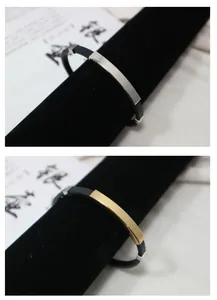 Detailansicht von silber- und goldfarbenen gravierbaren Armbändern auf schwarzem Display