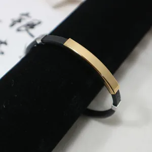 Minimalistisches schwarzes Silikonarmband mit gravierbarer goldener Edelstahlplatte