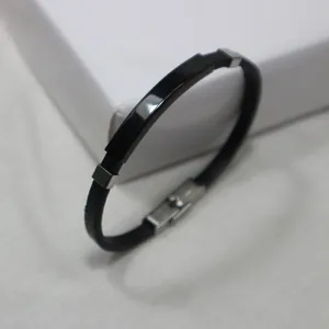 Minimalistisches schwarzes Lederarmband zum Gravieren mit polierter Edelstahlplatte