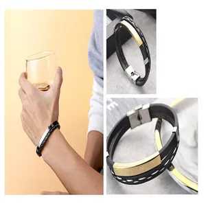 Detailansicht eines geflochtenen Lederarmbandes mit gravierbarer Metallplatte und Verschluss