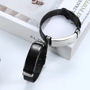 Zwei verstellbare Edelstahl-Mesh-Armbänder mit ID-Schildern in Schwarz und Silber