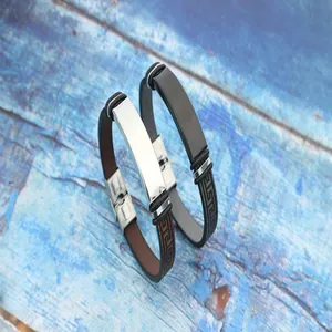 Vue détaillée de bracelets pour hommes en acier et cuir avec motifs de clé grecque.
