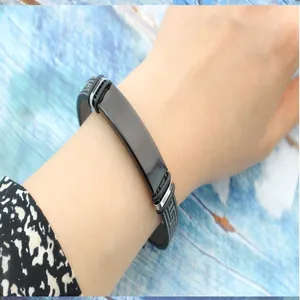 Vue détaillée d'un bracelet pour homme en acier inoxydable noir avec motif grec ancien