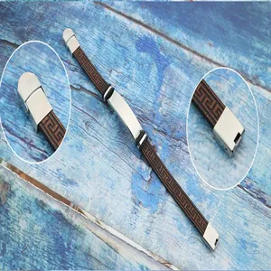 Détail du bracelet rétro en cuir marron pour homme avec plaque en acier inoxydable