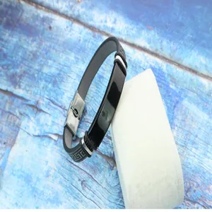 Détail d'un bracelet pour homme en acier inoxydable noir avec motif grec classique