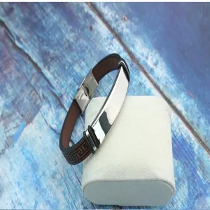 Gros plan du bracelet en cuir pour homme avec plaque en acier inoxydable lisse