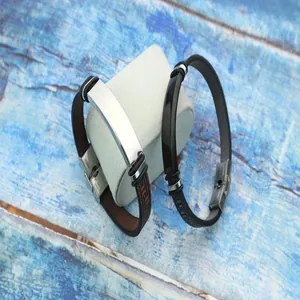 Détail de bracelets pour hommes en acier inoxydable et cuir avec motif grec rétro.
