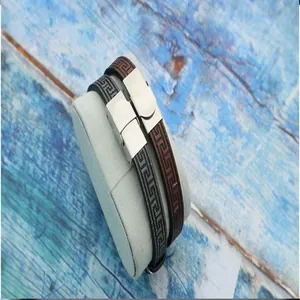 Gros plan détaillé du motif grec rétro sur les bracelets en cuir tressé pour hommes