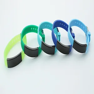 Set aus 5 bunten Silikonarmbändern mit gravierbaren schwarzen Edelstahlplatten.