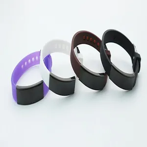 Set aus vier mehrfarbigen weichen Silikon-Armbändern mit gravierbaren Edelstahlplatten