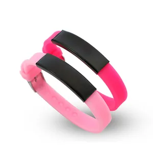 Detailansicht von rosa und magentafarbenen Silikonarmbändern mit schwarzen Platten