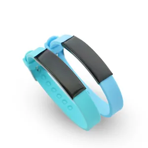Detailansicht von zwei hellblauen Silikonarmbändern mit glatten schwarzen Edelstahlplatten