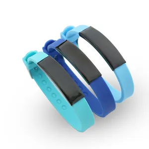 Set aus drei weichen Silikonarmbändern mit gravierbaren Edelstahlplatten in Schwarz