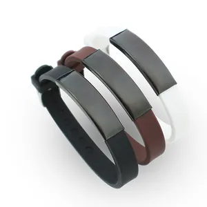 Detailansicht von drei farbigen Silikonarmbändern mit schwarzen Metallplatten