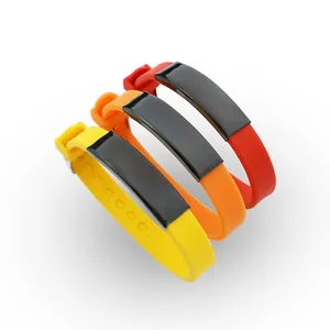 Detailansicht bunter Silikonarmbänder mit gravierbaren schwarzen Platten aus Edelstahl.