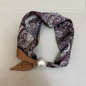 Elegante vintage paisley zijden sjaal met witte parel gesp in diep bordeauxrood