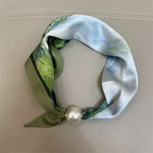 Elegante groene zijden sjaal met grote parelgesp voor modieuze damesaccessoires